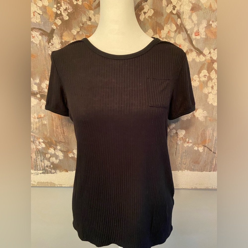 Girls youth ribbed tshirt. Has a pocket on the front
